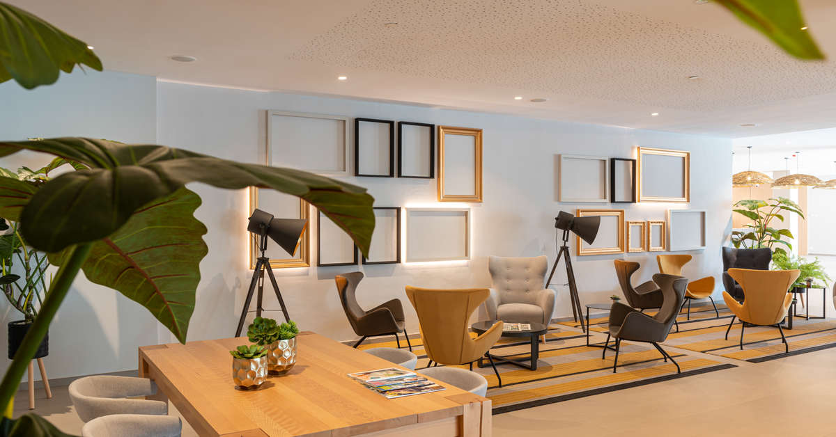 Een foto van het interieur van L'Azure Hotel