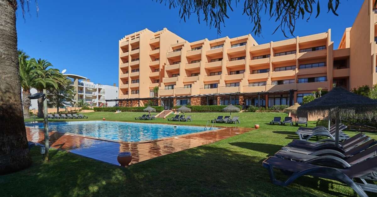 Ein Foto vom Pool im Meia Praia Lagos Beach Club Apartments