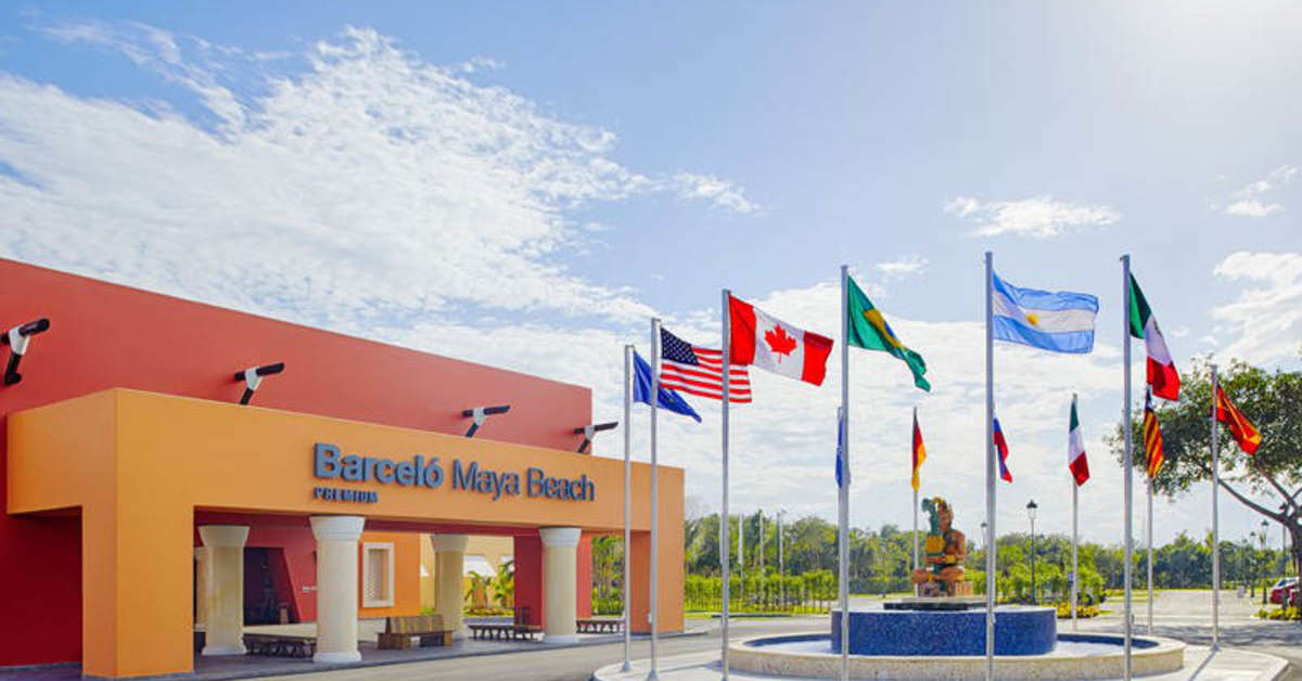 Een foto van de buitenkant van Barcelo Maya Grand Resort
