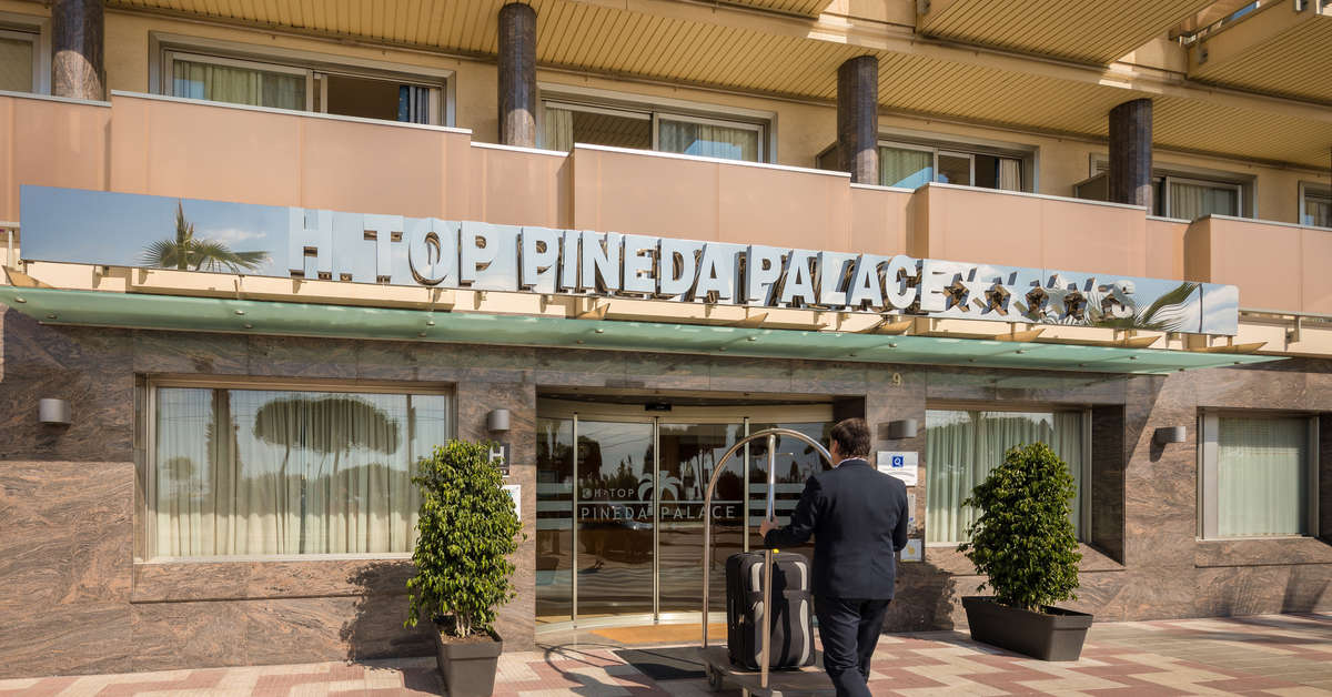 Een foto van de buitenkant van H-Top Pineda Palace