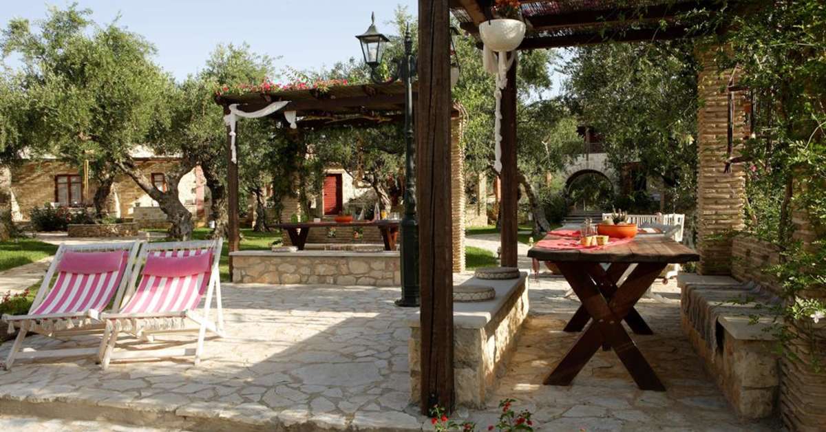 Een foto van het terras bij Paliokaliva Village