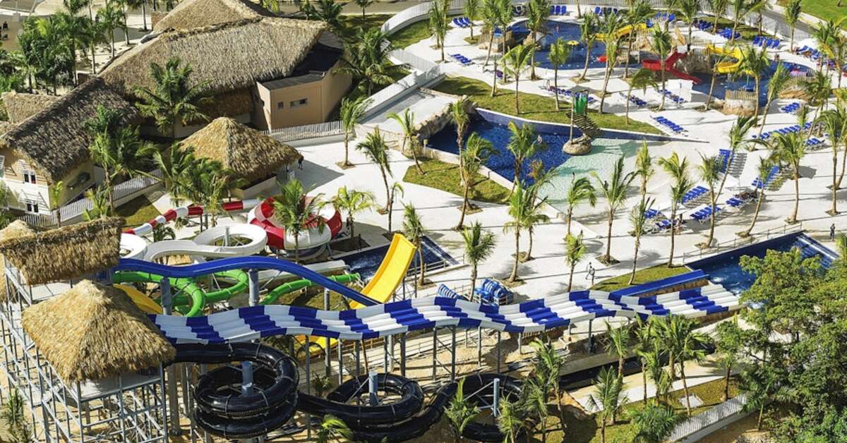 Een foto van het zwembad bij Royalton Punta Cana