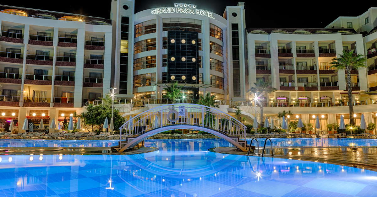 Een foto van het zwembad bij Grand Pasa Hotel