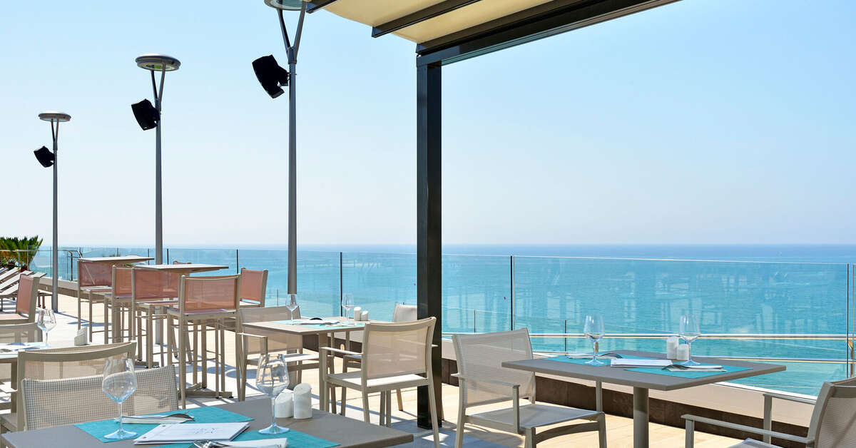 Een foto van het terras bij Melia Costa Del Sol