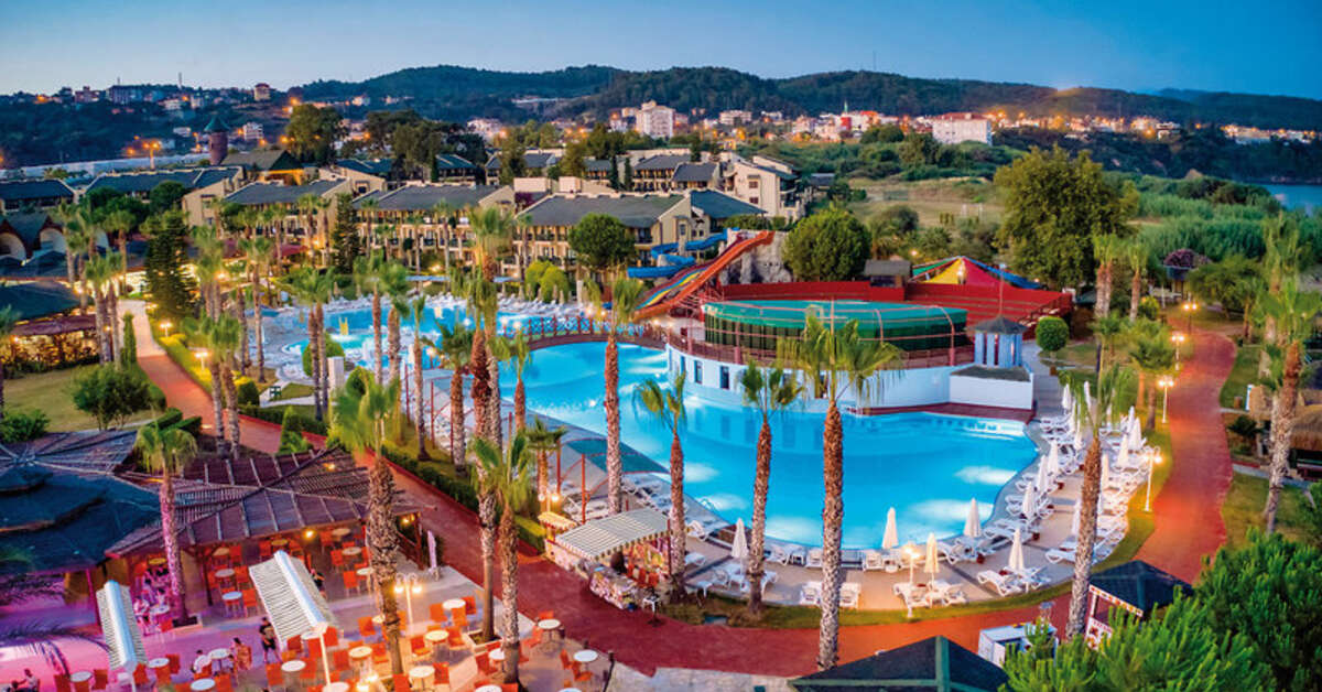 Een foto van het zwembad bij Oz Hotels Incekum Beach Resort
