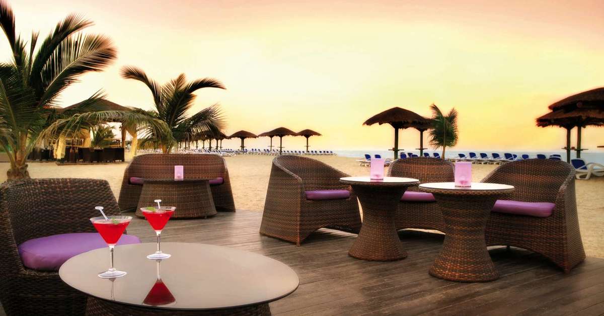 Een foto van het terras bij Fujairah Rotana Resort & Spa