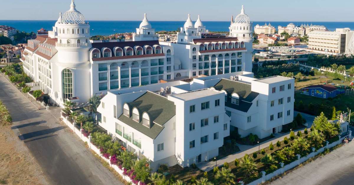 Ein Foto von der Außenansicht des Hotel Side Crown Serenity