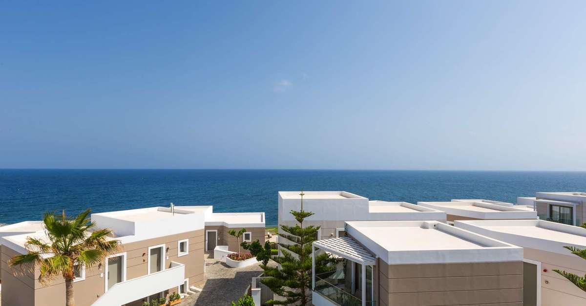 Een foto van de buitenkant van The Royal Blue Resort & Spa