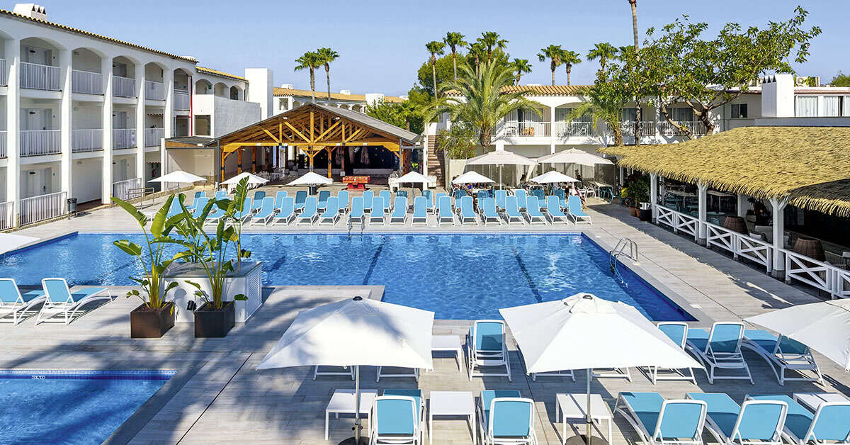 Een foto van het zwembad bij Hotel Vibra Cala Tarida