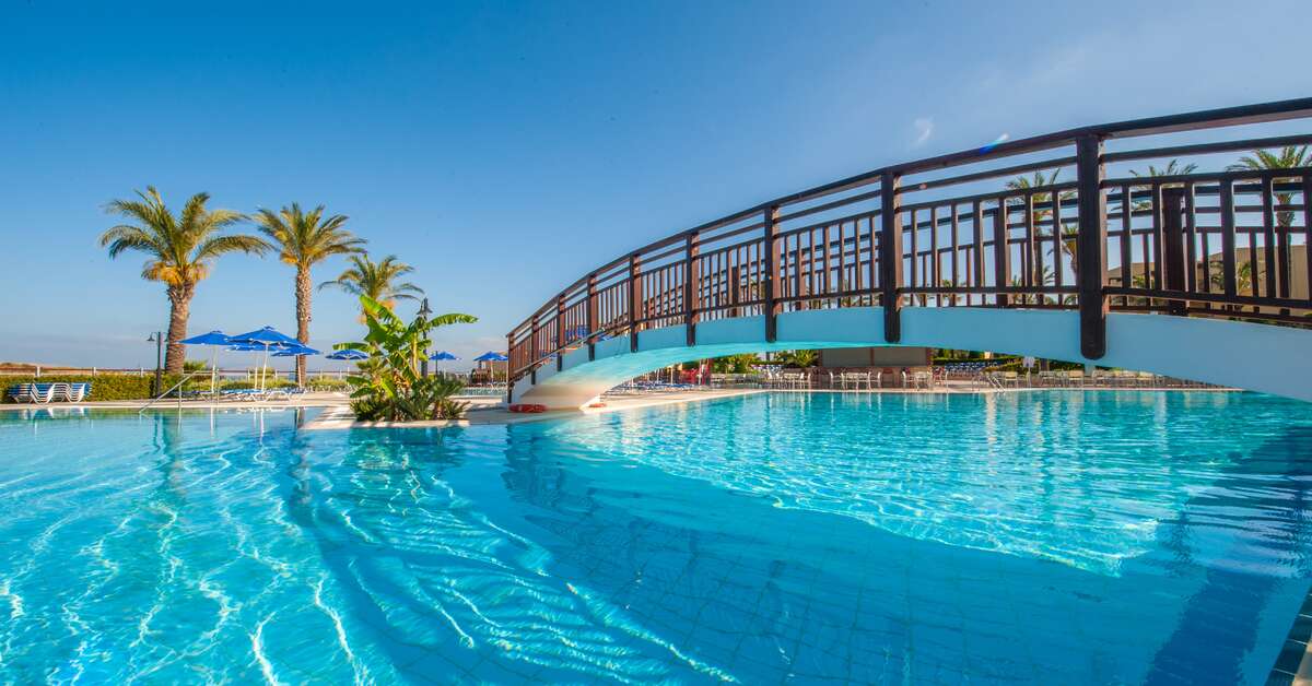 Een foto van het zwembad bij Horizon Beach Resort