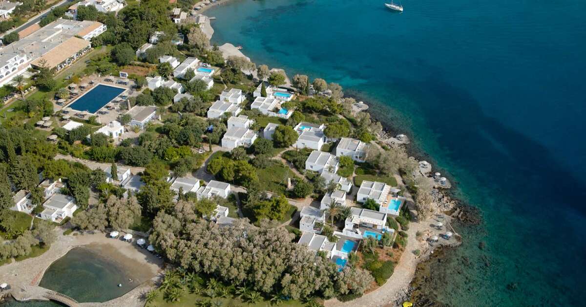 Een foto van de buitenkant van Minos Beach Art Hotel