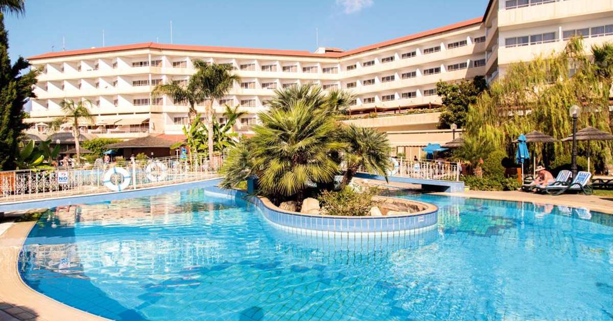Een foto van het zwembad bij TUI Blue Atlantica Bay