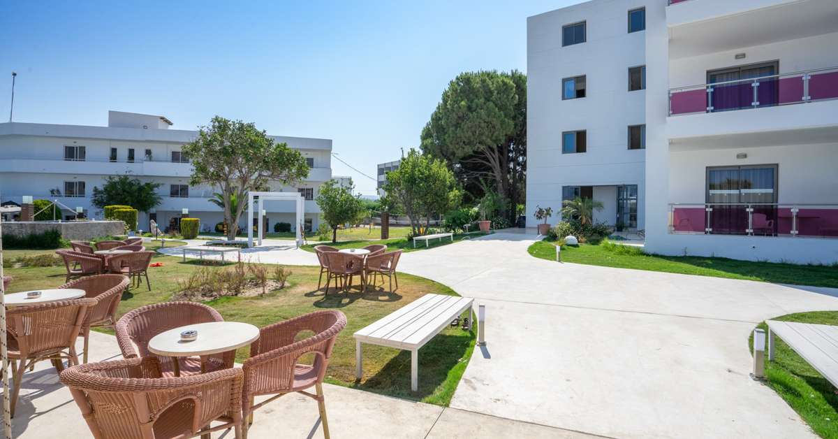 Een foto van het terras bij Stamos Hotel Faliraki