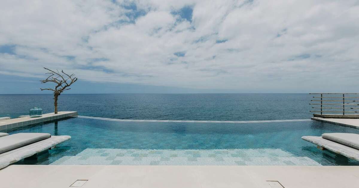 Een foto van het zwembad bij White Exclusive Suites & Villas