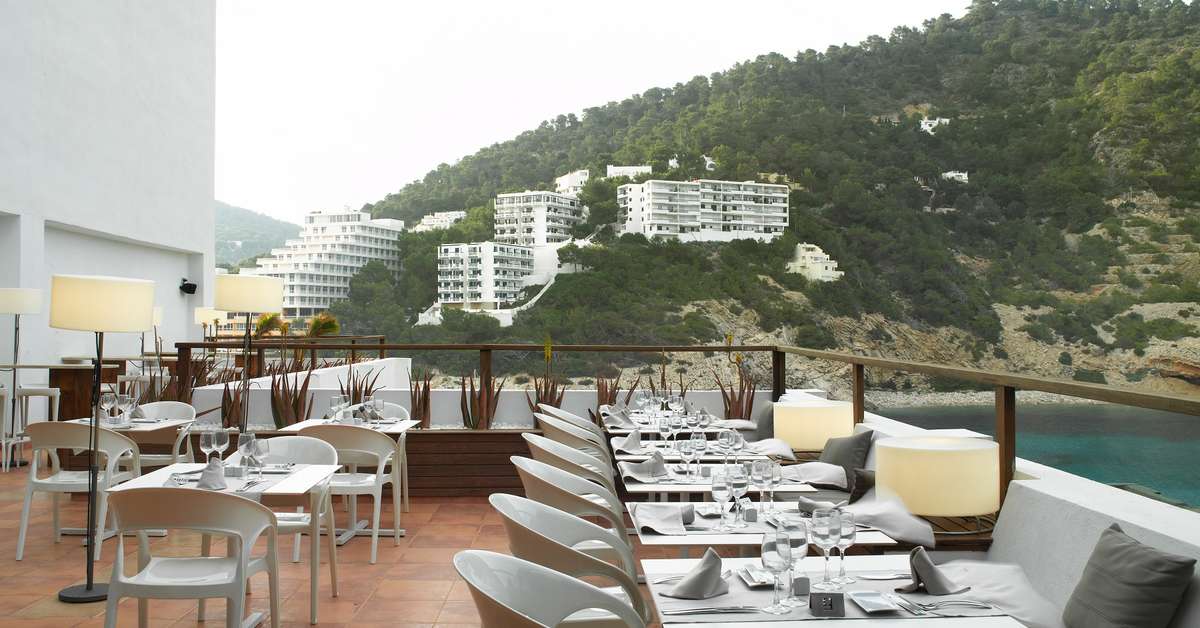 Een foto van het terras bij Palladium Hotel Cala Llonga