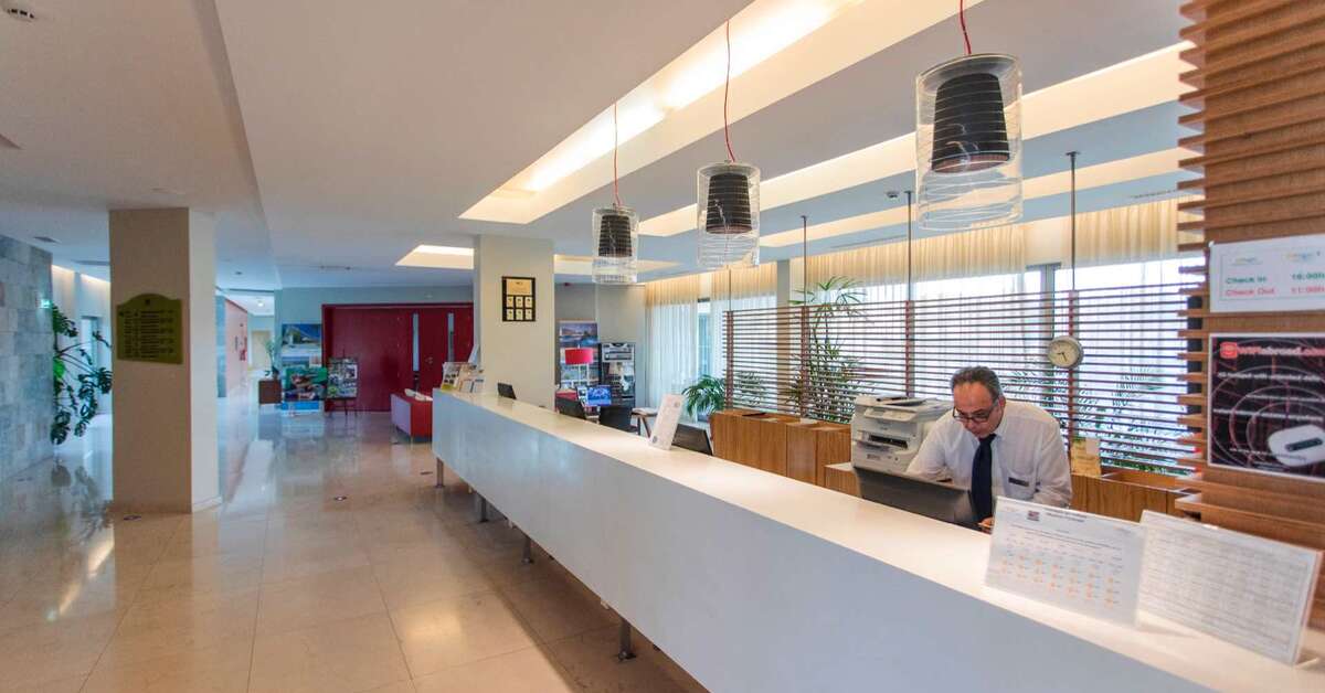 Een foto van het interieur van Alfagar Aparthotel