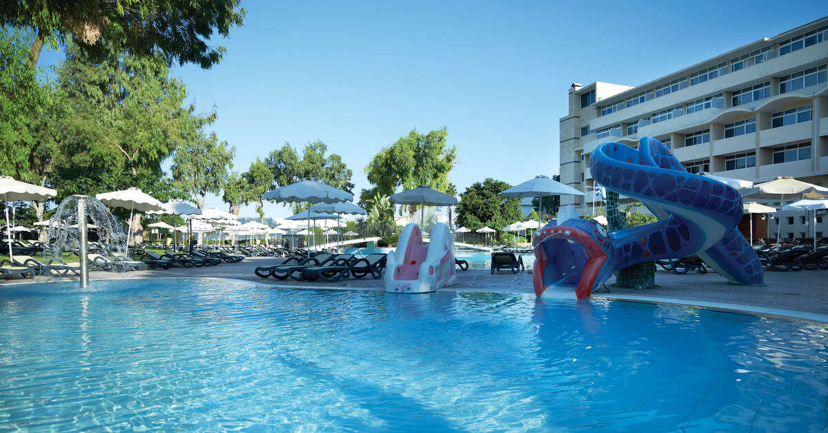 Een foto van het zwembad bij Atlantica Princess Hotel
