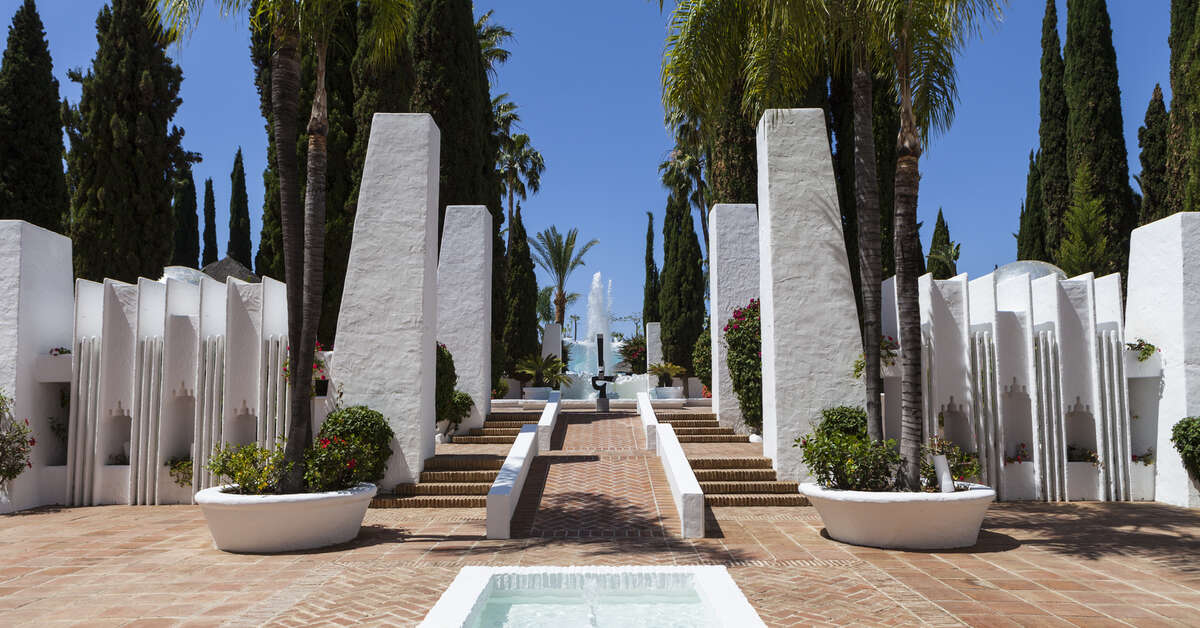 Een foto van het terras bij Hotel Suites Albayzin del Mar