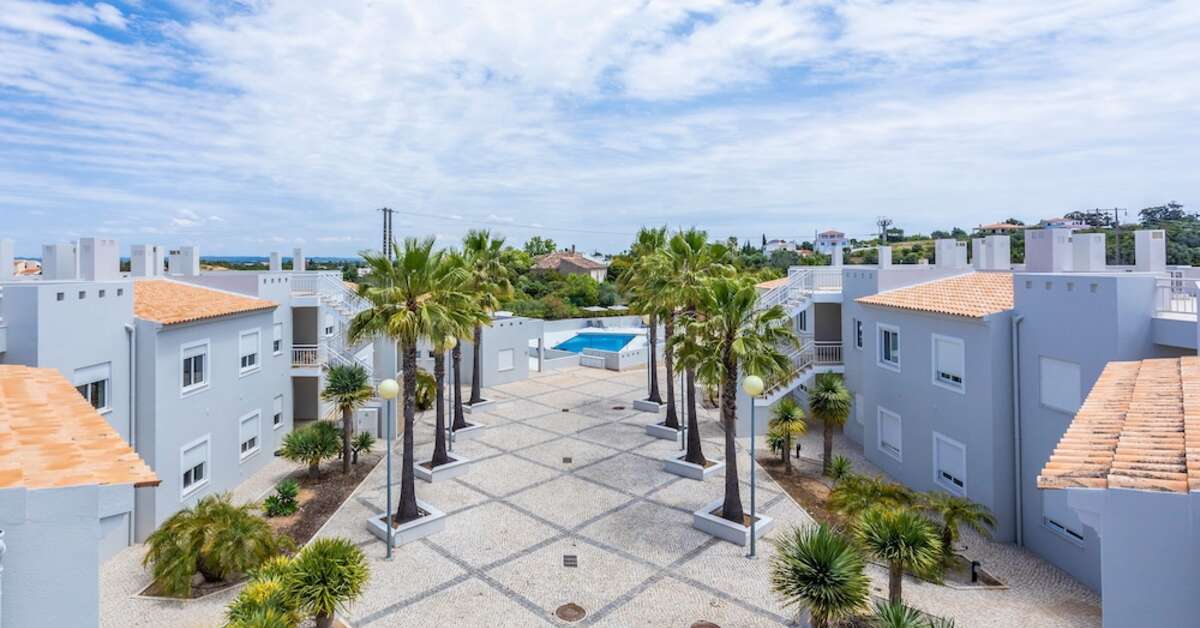 Een foto van de buitenkant van Placid Village
