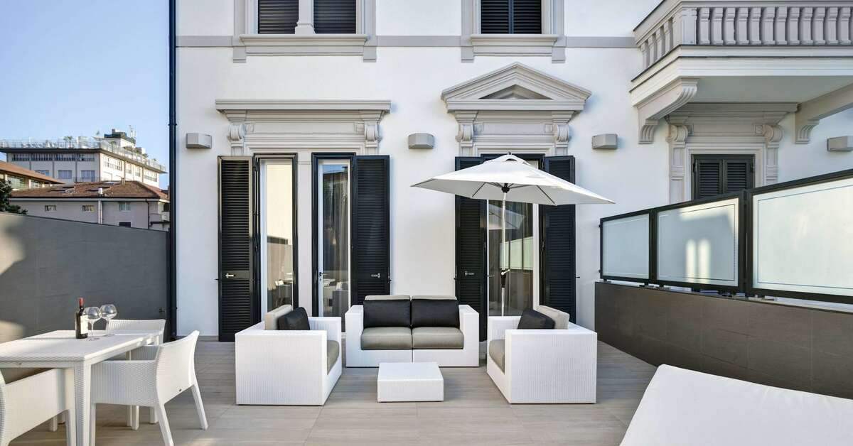 Een foto van het terras bij Hotel Montecatini Palace