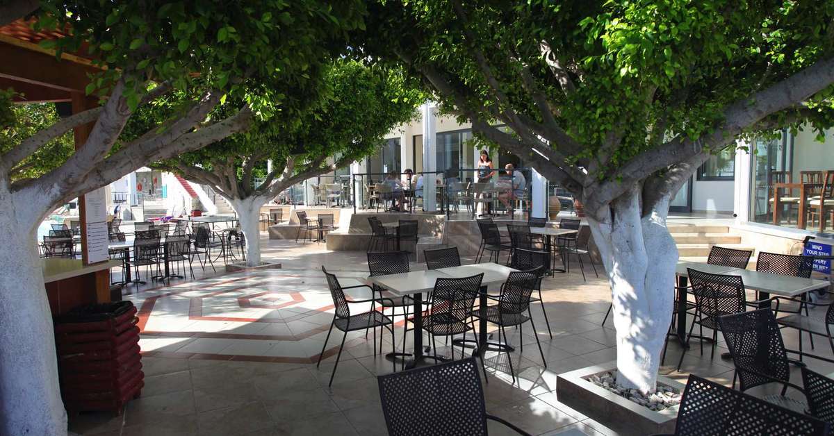 Een foto van het terras bij Panorama Village & Hotel