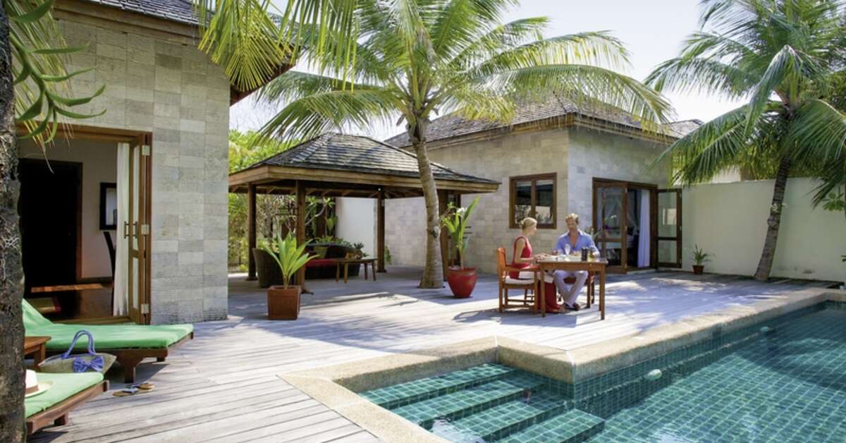 Een foto van het zwembad bij Kuredu Island Resort