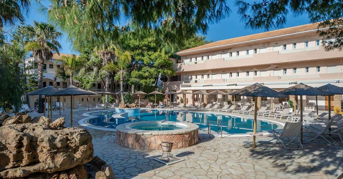 Een foto van het zwembad bij Hotel Vasilikos Beach