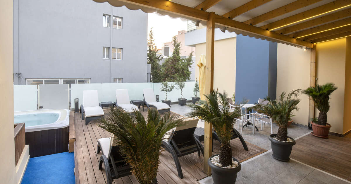 Een foto van het zwembad bij Island Boutique Hotel