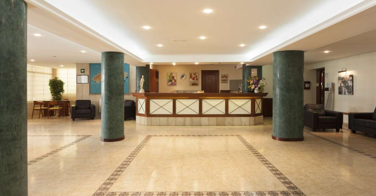 Een foto van het interieur van Hotel Riutort