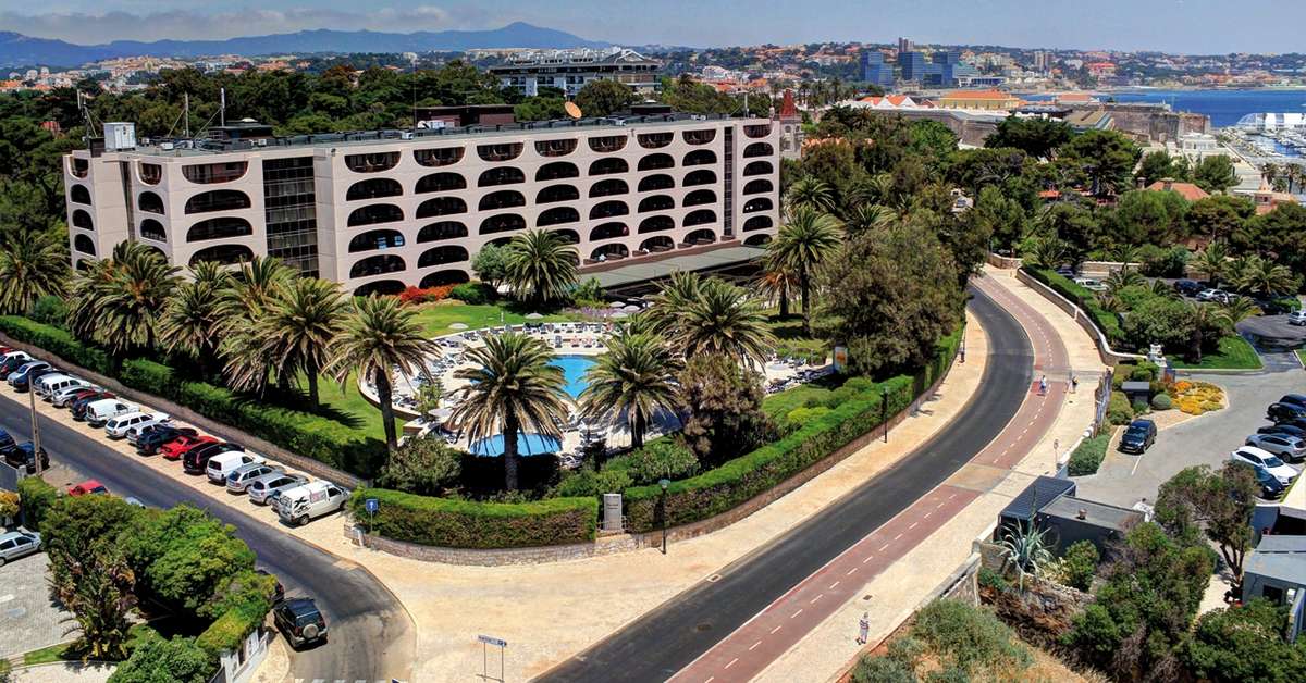 Een foto van de buitenkant van Vila Gale Cascais