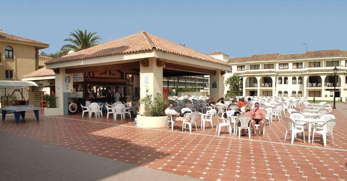 Een foto van het terras bij Hotel Puente Real