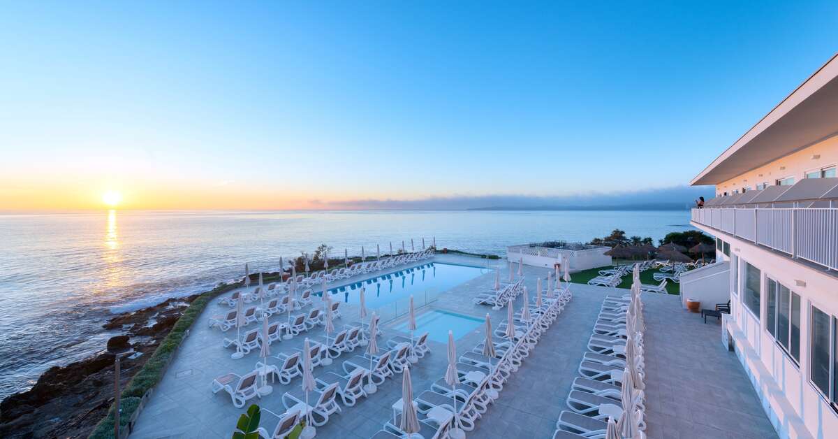 Een foto van het terras bij Hotel Atolon & Kaafu Beach Club