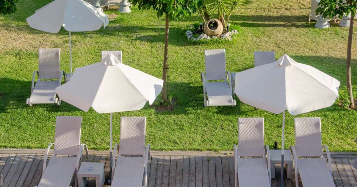Een foto van het terras bij Hotel Palmyra Nidri