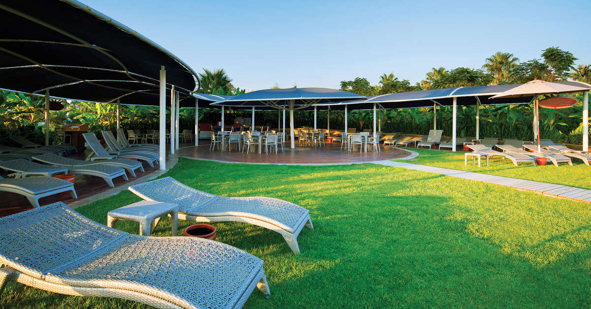 Ein Foto von der Terrasse im Cornelia Diamond Golf Resort & Spa