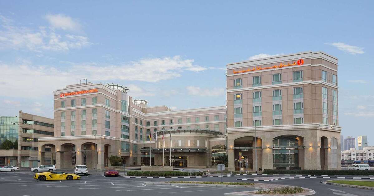 Een foto van de buitenkant van Crowne Plaza Jumeirah Dubai