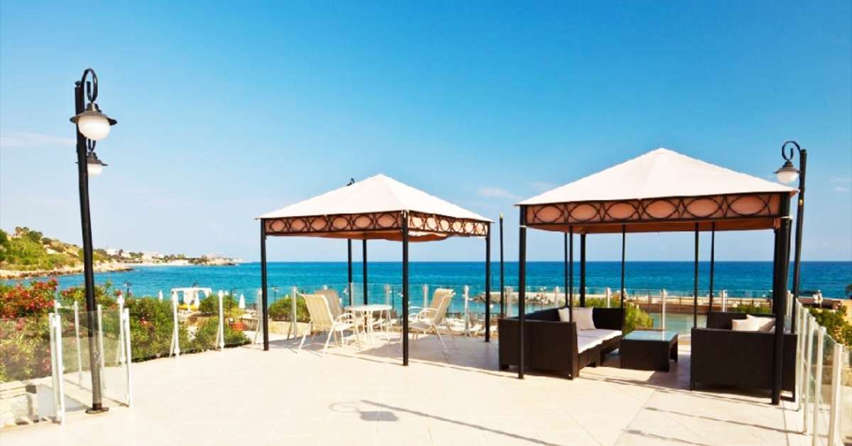 Een foto van het terras bij Ada Beach Hotel