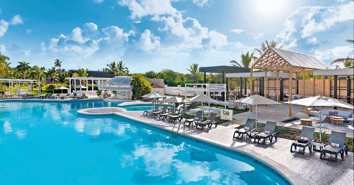 Een foto van het zwembad bij Hotel Catalonia Royal Bavaro