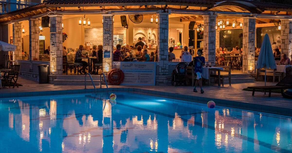 Een foto van het zwembad bij Windmill Hotel
