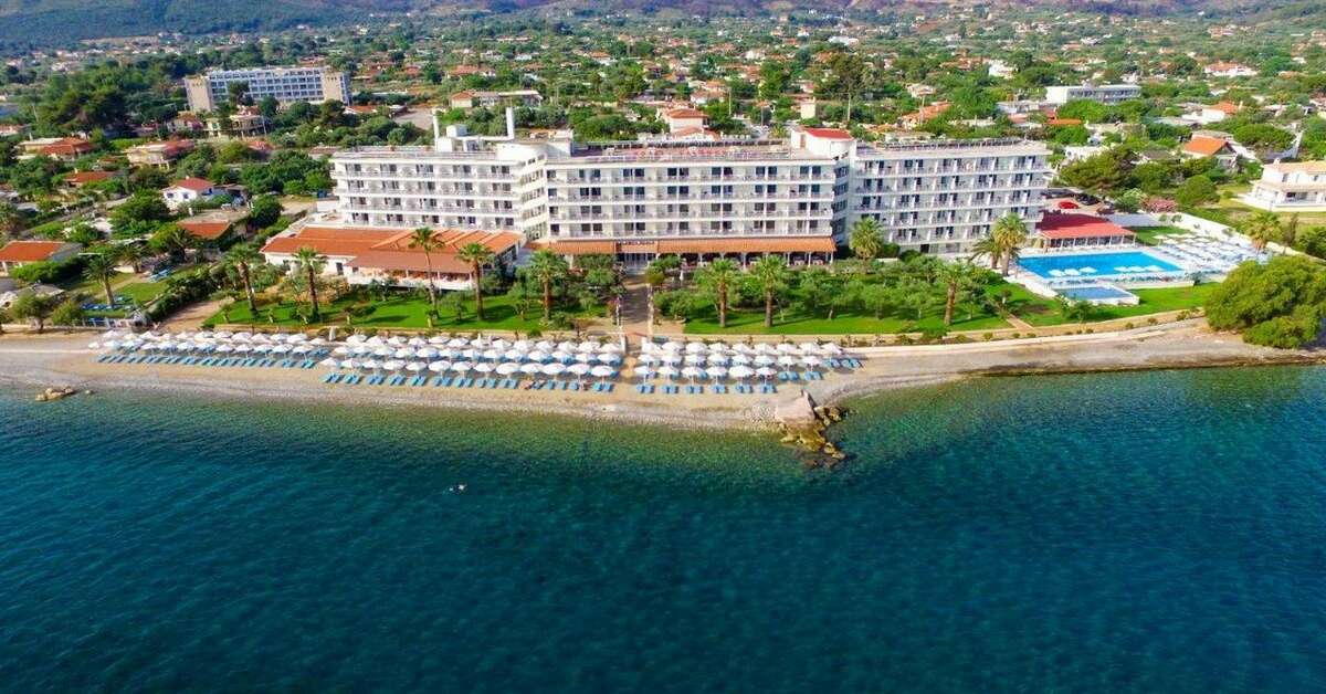 Een foto van de buitenkant van Calamos Beach Family Club Hotel