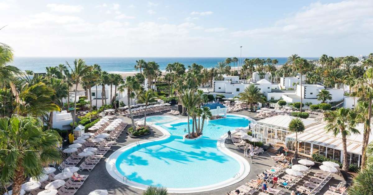 Een foto van het zwembad bij Riu Paraiso Lanzarote Resort