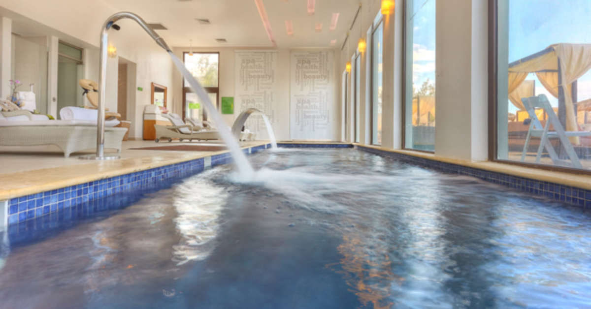 Een foto van het zwembad bij Royalton Blue Waters