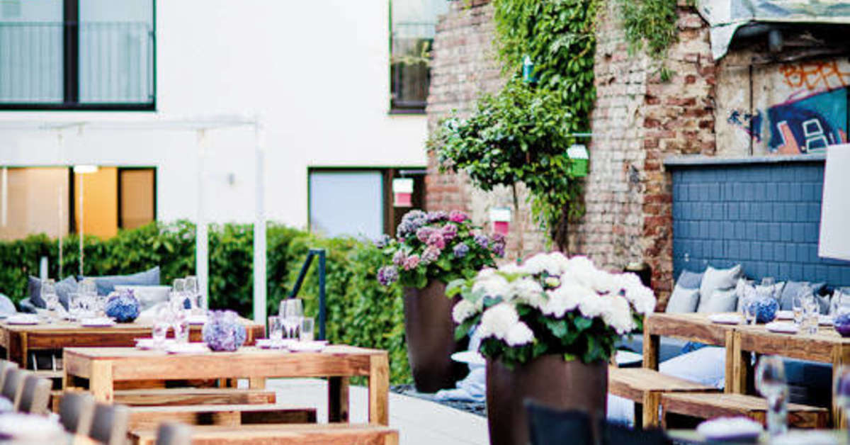 Een foto van het terras bij Hotel Amano