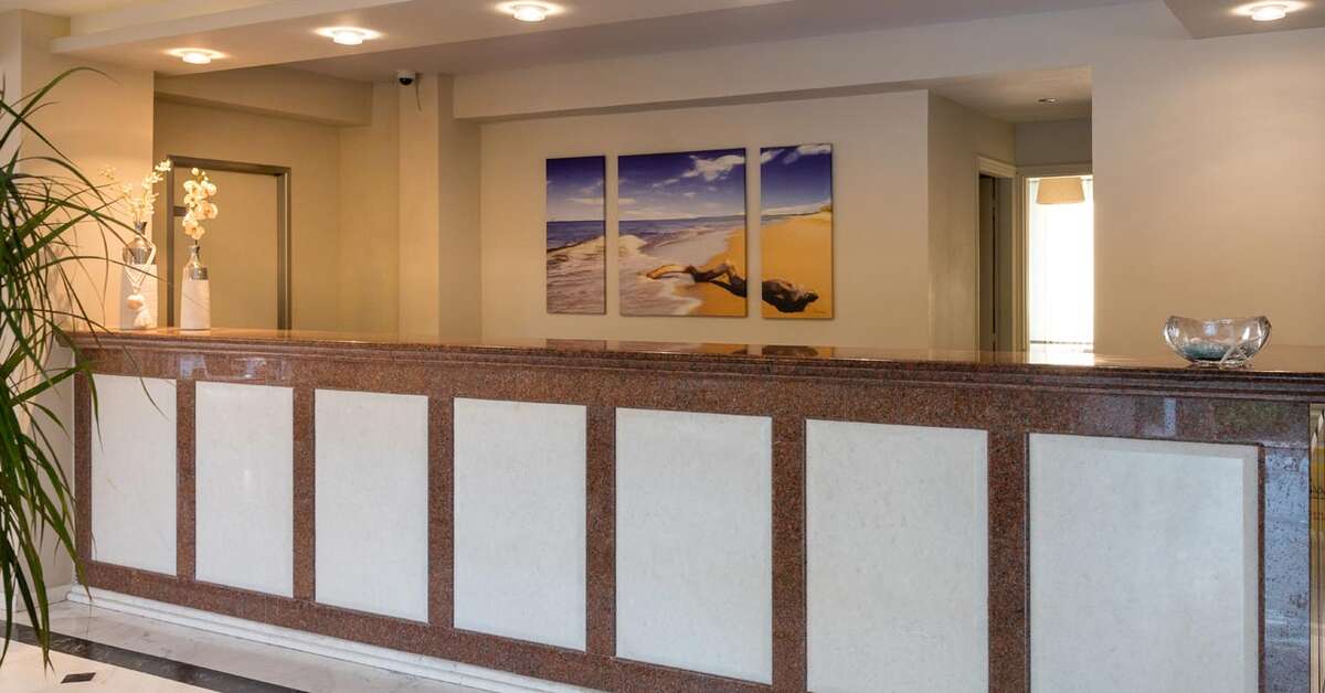 Een foto van het interieur van Windmill Hotel