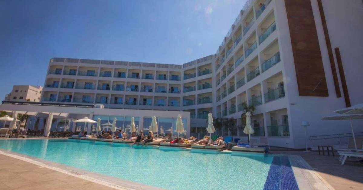 Een foto van het zwembad bij Evalena Beach Hotel