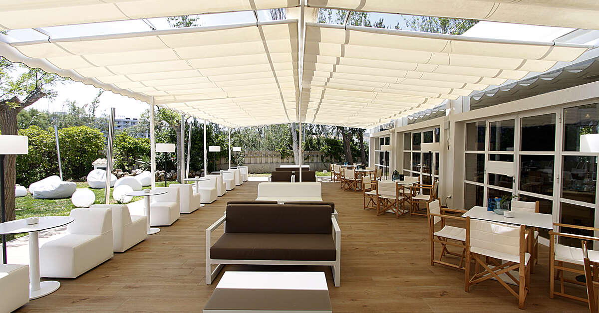 Een foto van het terras bij BG Hotel Rei del Mediterrani Palace