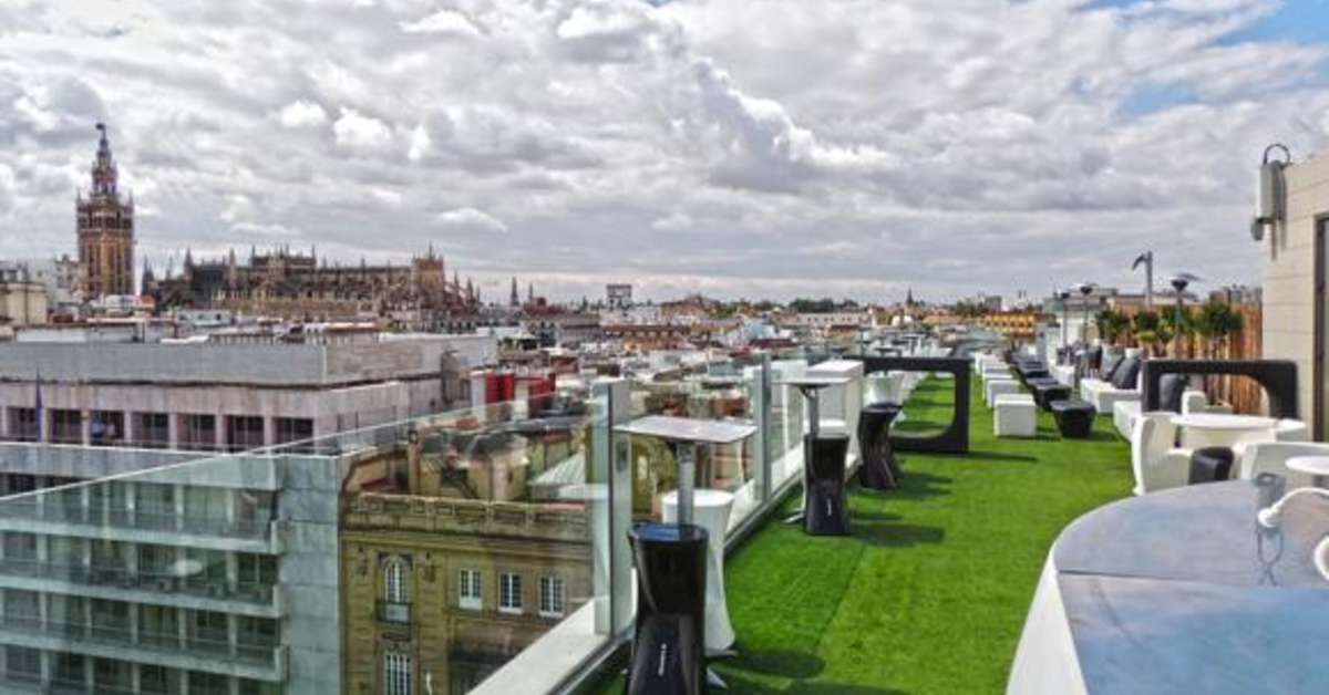 Een foto van het terras bij Hotel Inglaterra
