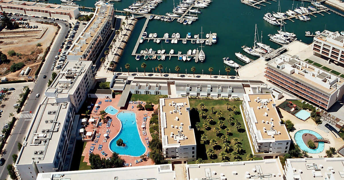 Een foto van de buitenkant van Marina Club Lagos Resort