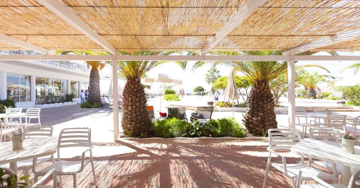 Een foto van het terras bij Hotel Vasco Da Gama