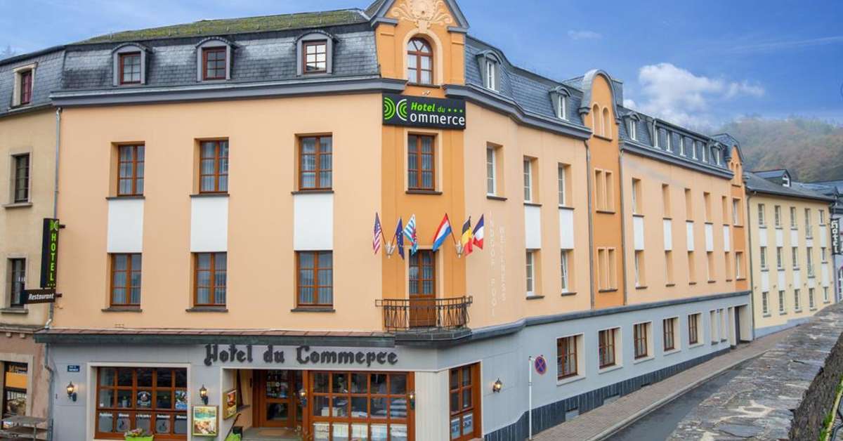 Een foto van de buitenkant van Hotel du Commerce
