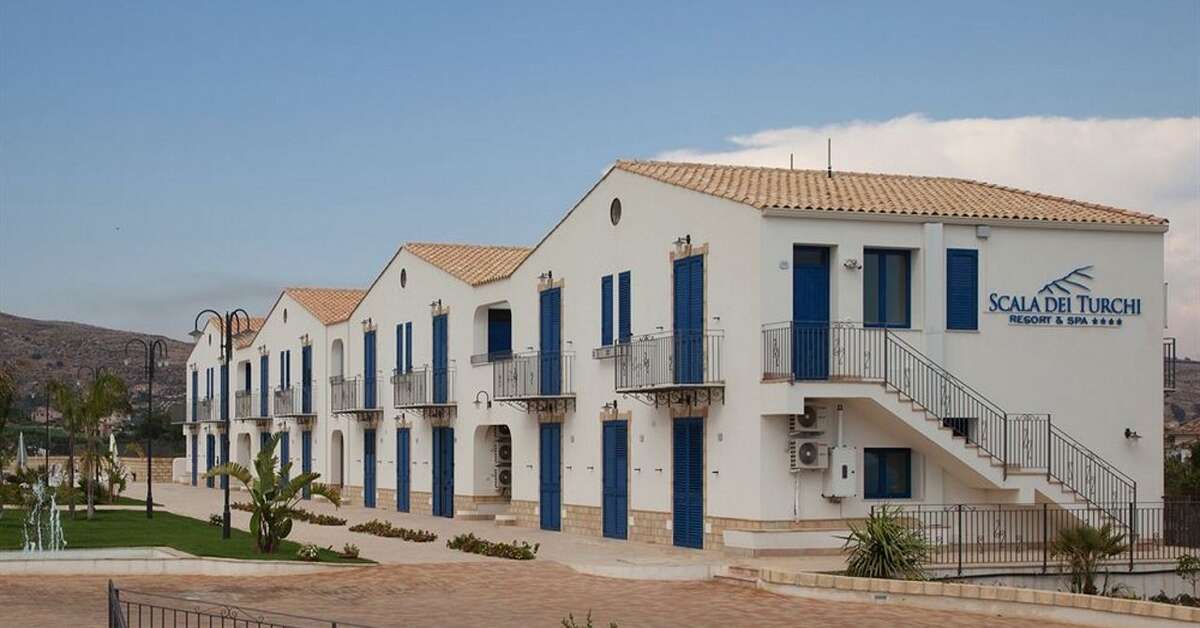 Een foto van de buitenkant van Scala dei Turchi Resort